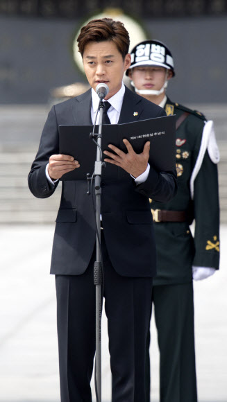 추모헌시 낭송하는 배우 이서진