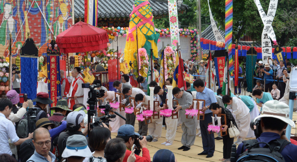 현충일인 6일 서울 신촌 봉원사에서 ‘남북통일 기원 및 호국영령을 위로하는 영산재’가 열리고 있다. 한국불교영산재보존회와 봉원사가 주관하고 태고종 총무원이 후원하는 이번 행사는 남북 평화통일을 기원하고 중생 구제의 큰 뜻을 널리 전하는 행사다.   2016.6.6 이언탁기자 utl@seoul.co.kr