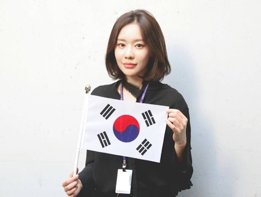 배우 김아중이 6일 현충일 오전 자신의 인스타그램에 태극기를 들고 찍은 사진을 올렸다. 출처=김아중 인스타그램