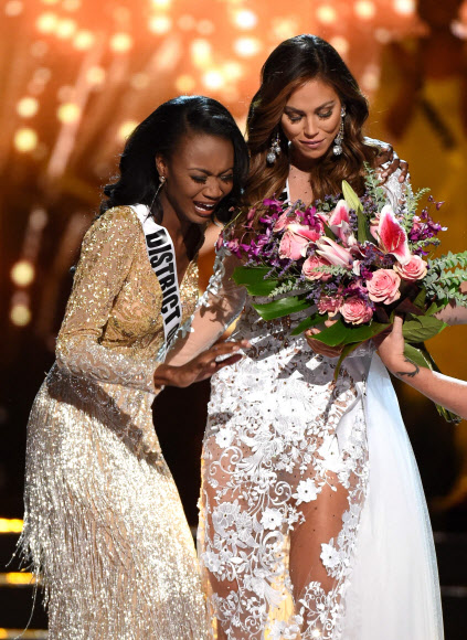 Miss District of Columbia Deshauna Barber가 5일(현지시간) 라스베가스에서 열린 ‘2016 미스 USA 미인선발대회’에서 왕관을 차지하고 울먹이고 있다. AFP 연합뉴스
