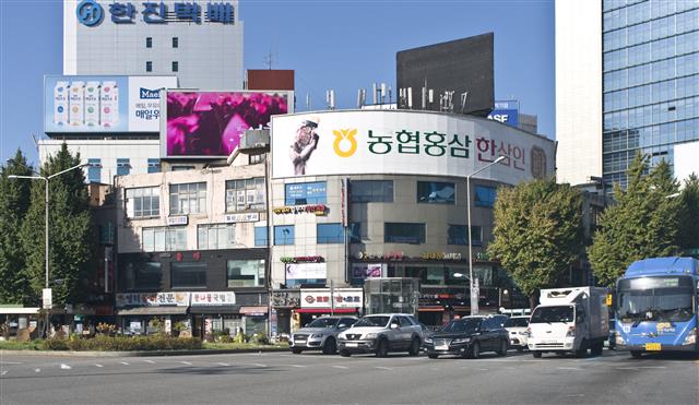 서울역 앞 상가주택의 현재 모습. 거의 원형을 알기 어려울 정도로 변형되었고 주거 기능도 거의 사라졌다.건축가 황두진 제공