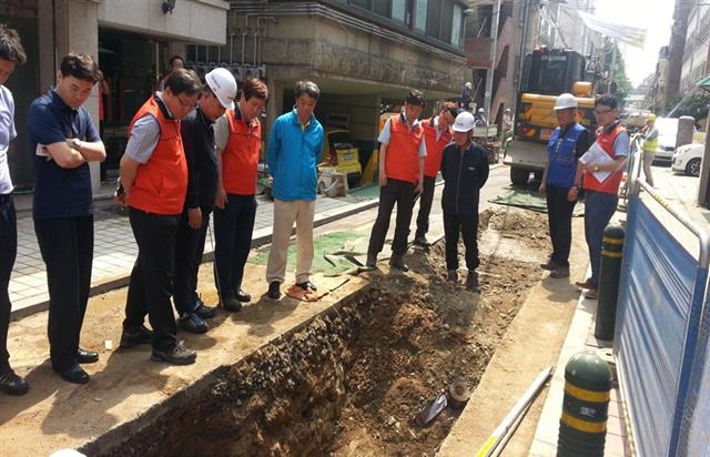 양천구 직원들이 최근 시행된 하수관로 정비 현장을 찾아 점검하고 있다. 양천구 제공  
