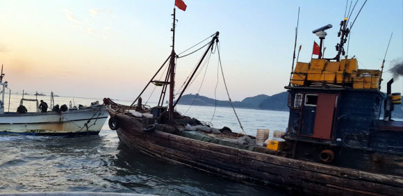 NLL 남방서 연평도 어민들에 붙잡힌 중국 어선