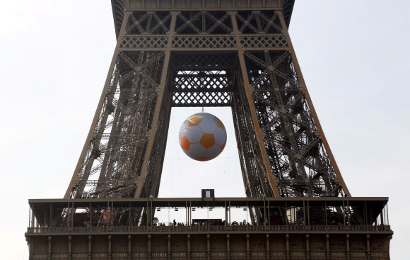 6일(현지시간) 프랑스 파리의 에펠탑에 커다란 축구공이 매달려 있다. 2016 유럽축구선수권대회(EURO 2016)가 10일 프랑스에서 개막했다. EPA 연합뉴스