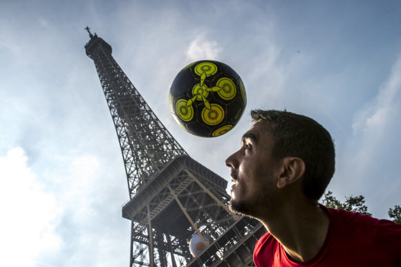 6일(현지시간) 프랑스 파리의 에펠탑 앞에서 한 남성이 축구공 묘기를 보이고 있다. 2016 유럽축구선수권대회(유로 2016)는 오는 10일 프랑스에서 개막한다. EPA 연합뉴스