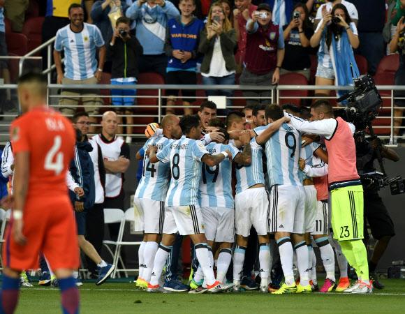 아르헨티나, 칠레 2-1로 꺾은 후 ‘기쁨의 어깨동무’
