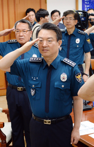 강신명(가운데) 경찰청장