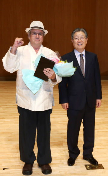 조지 카치아피카스 전 美 웬트워스대 인문사회과학부 교수(왼쪽). 연합뉴스