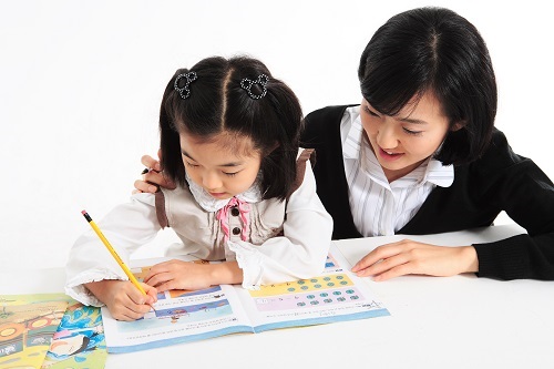 방과후 수업중인 아이와 지도교사 자료:한국바른교육평생교육원 제공
