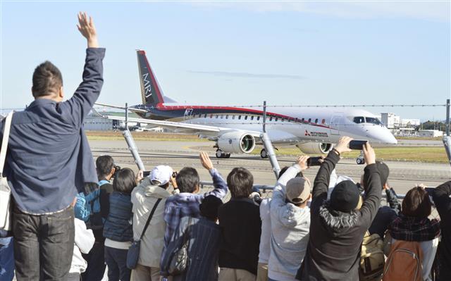 지난해 11월 첫 비행시험에 성공한 일본의 제트여객기 MRJ. 도쿄신문 제공