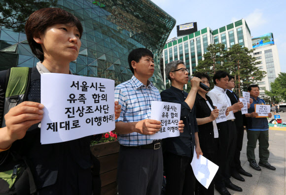 지난 8일 오후 서울 태평로 시청 집무실에서 구의역 스크린도어 사고와 관련해 ’지하철 비정규직 사망재해 해결과 안전사회를 위한 시민대책위원회’ 공동대표 권영국 변호사 등 관계자들이 하승창 서울시 정무부시장과 면담을 마친 뒤 기자회견을 하고 있다.  연합뉴스