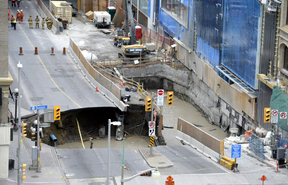캐나다 국회 근처서 대형 싱크홀. AP 연합뉴스