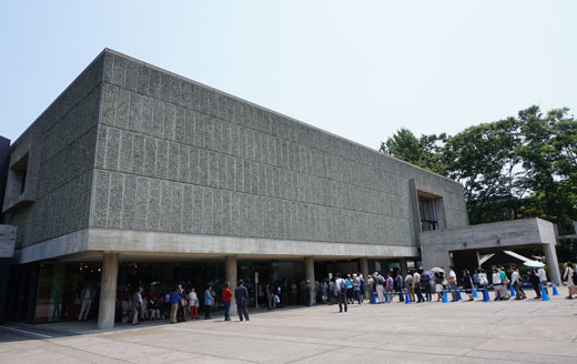 근대건축의 거장 르 코르뷔지에가 설계한 도쿄의 국립서양미술관 건물. 평평한 지붕의 정방형 건축물을 필로티가 들어올리고 있는 구조다.