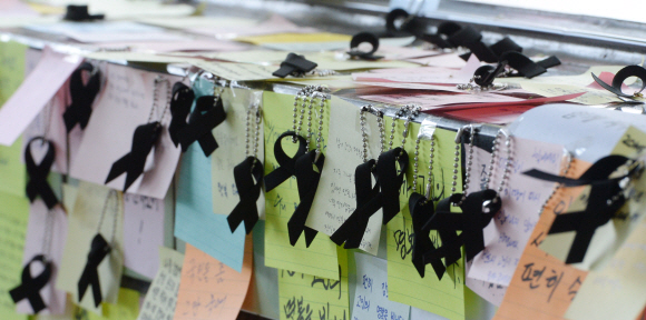 9일 사고 현장에서 시민들은 메모와 검은 리본으로 고인을 추모했다. 도준석 기자 pado@seoul.co.kr