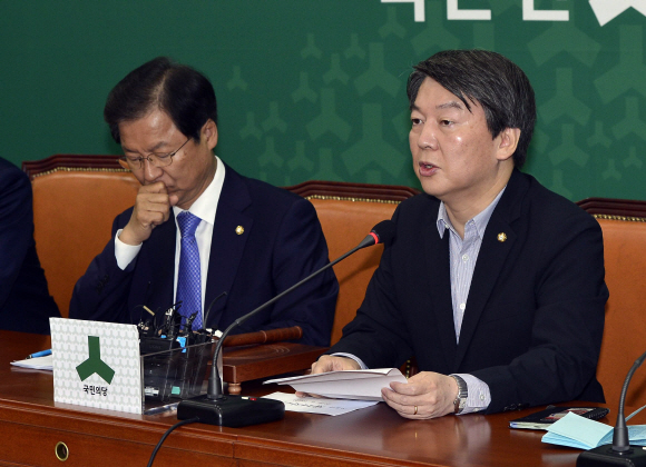 국민의당 안철수(오른쪽) 공동대표가 10일 국회에서 열린 최고위 회의에서 김수민 의원의 선거 홍보비 리베이트 수수 의혹 사건에 대해 유감을 표명하고 있다. 왼쪽은 천정배 공동대표. 정연호 기자 tpgod@seoul.co.kr