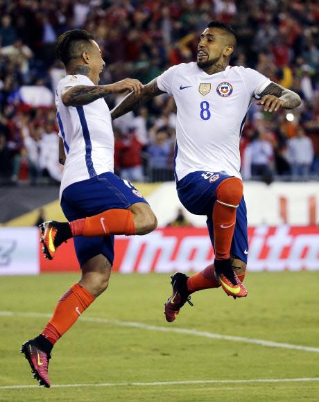 칠레 대표팀의 아르투로 비달(오른쪽)이 11일 미국 폭스보로의 질레트 스타디움에서 열린 볼리비아와의 코파 아메리카 센테나리오 조별리그 D조 2차전 후반 페널티킥으로 2-1 승리를 이끈 뒤 동료 질베르투 알바레스의 축하를 받고 있다. 폭스보로 AP 연합뉴스