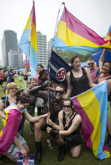 서울광장은 퀴어문화축제 중