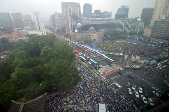 ’태평로 길 하나를 사이에 두고’
