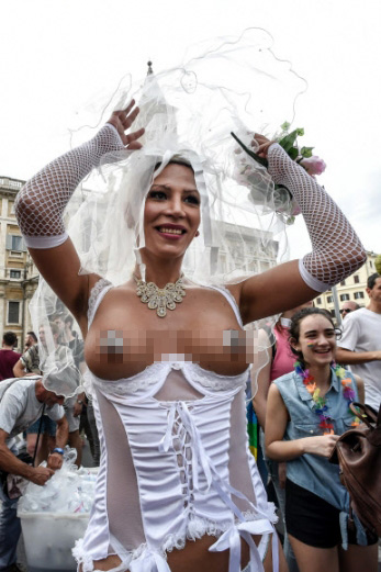 11일(현지시간) 이탈리아 로마에서 열린 ‘게이 프라이드 퍼레이드(Gay Pride Parade)’에서 참가자들이 콜로세움 주변을 행진하고 있다. AFP 연합뉴스