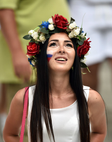 11일(현지시간) 프랑스 마르세유의 스타드 벨로드롬에서 열린 유로 2016 조별리그 잉글랜드-러시아의 경기중 러시아 여성팬이 응원을 하고 있다. AFP 연합뉴스