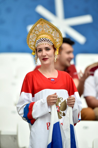 11일(현지시간) 프랑스 마르세유의 스타드 벨로드롬에서 열린 유로 2016 조별리그 잉글랜드-러시아의 경기중 러시아 여성팬이 응원을 하고 있다. AFP 연합뉴스