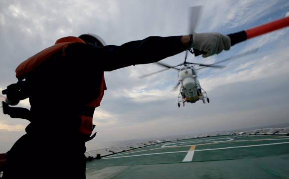 특수수난구조대원을 태운 해경 헬기가 이함을 하고 있다.