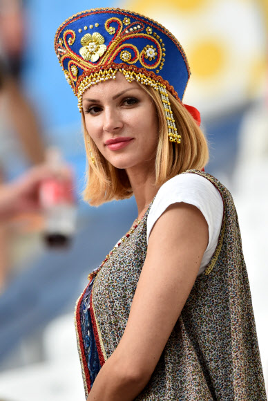 11일(현지시간) 프랑스 마르세유의 스타드 벨로드롬에서 열린 유로 2016 조별리그 잉글랜드-러시아의 경기중 러시아 여성팬이 응원을 하고 있다. AFP 연합뉴스