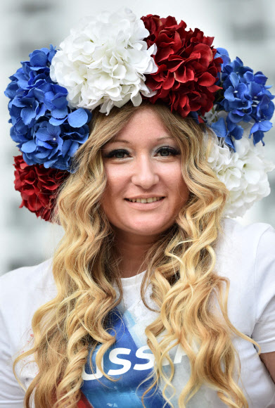 11일(현지시간) 프랑스 마르세유의 스타드 벨로드롬에서 열린 유로 2016 조별리그 잉글랜드-러시아의 경기중 러시아 여성팬이 응원을 하고 있다. AFP 연합뉴스