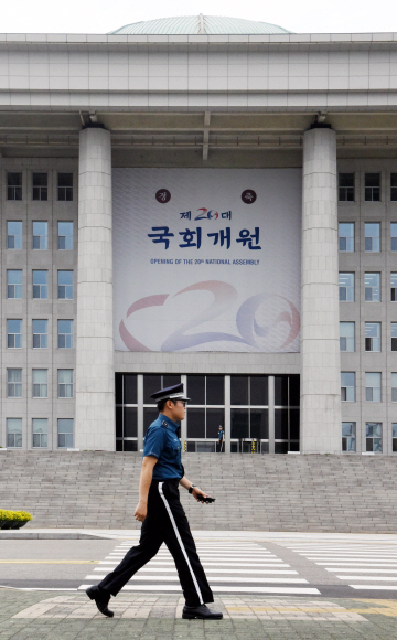 20대 국회 개원식에 박근혜 대통령이 참석하기로 한 가운데 12일 국회경비대 경찰관이 의사당 앞을 지나고 있다. 이종원 선임기자 jongwon@seoul.co.kr