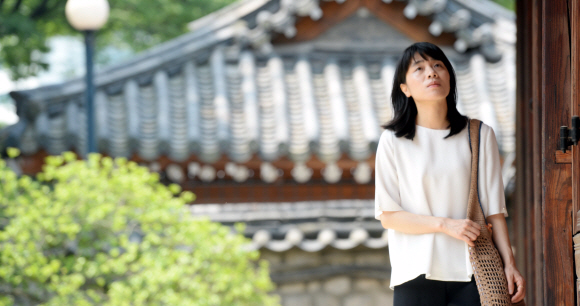 김숨 작가는 신작에 대해 “전작들이 내 통제 안에 있었다면 이번 작품은 내 통제를 벗어난 영역이 많았다”며 “내게 가르침을 주고 사회를 보는 시선을 확장해 준 소설”이라고 했다. 강성남 선임기자 snk@seoul.co.kr