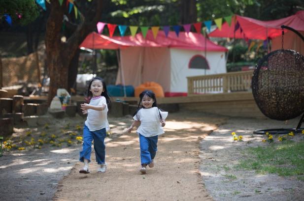 그랜드 하얏트 서울이 출시한 ‘그랜드 캠핑’ 패키지에서 어린이들이 뛰어놀고 있다. 그랜드 하얏트 서울 제공