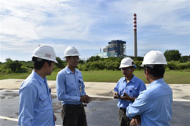 지난 1일 인도네시아 찌레본 석탄화력 발전소에서 직원들이 전력 공급에 대해 이야기하고 있다. 생산된 전력 대부분을 수도인 자카르타에 보내고 있다. 한국중부발전 제공