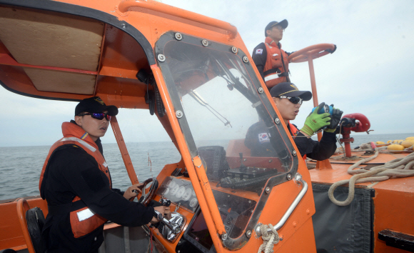 해경대원들이 무인도에 설치된 서해영해기점표시석을  점검하고 있다.