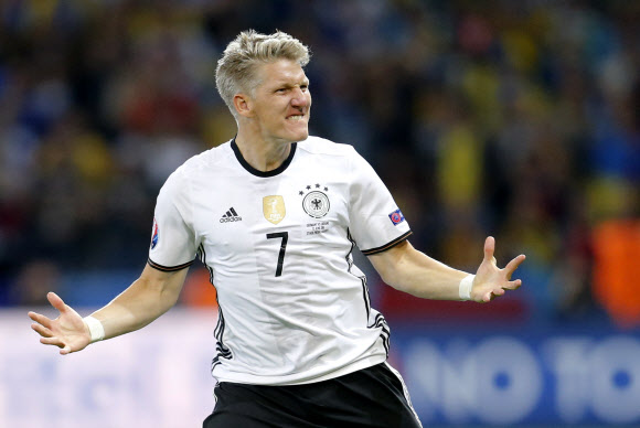 독일, 우크라이나에 2-0 승리... 슈바인슈타이거의 ‘성공적인 쐐기골’