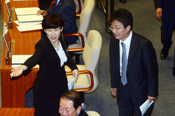 13일 서울 여의도 국회에서 열린 국회개원식에 참석한 무소속 유승민 의원이 자리를 찾지 못해 국회사무처 직원의 안내를 받고 있다.  정연호 기자 tpgod@seoul.co.kr