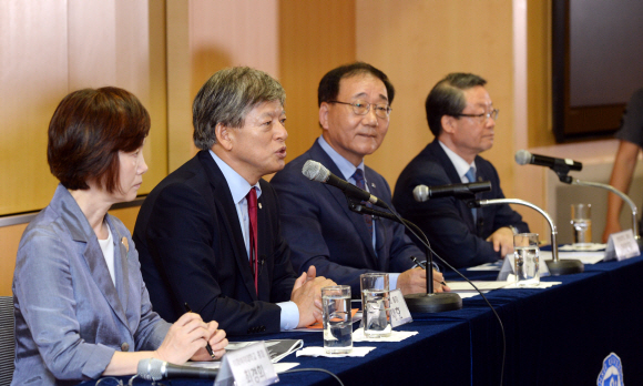 13일 서울 서대문구 연세대 학술정보관에서 열린 ‘미래대학포럼’ 공개 토론회에 참여한 대학 총장들이 ‘문명사적 기로에 선 대학’을 주제로 토론하고 있다. 왼쪽부터 최경희 이화여대 총장, 염재호 고려대 총장, 김용학 연세대 총장, 이영무 한양대 총장. 강성남 선임기자 snk@seoul.co.kr