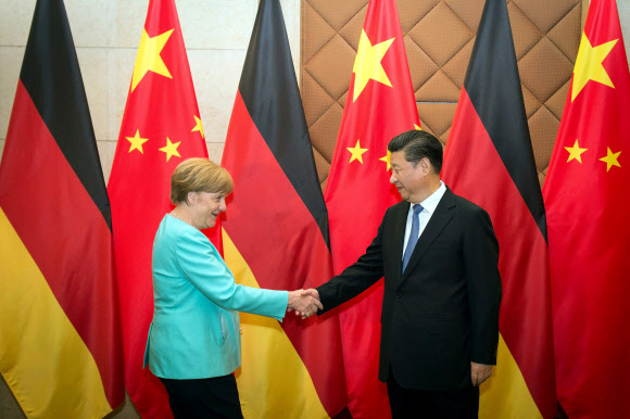 중국을 방문한 앙겔라 메르켈(왼쪽) 독일 총리가 13일 베이징의 한 호텔에서 시진핑(習近平) 중국 국가주석과 회담하기 전 악수를 나누고 있다. 메르켈 총리는 이날 베이징 인민대회당에서 리커창 중국 총리와도 회담한 뒤 공동 기자회견을 가졌다. 베이징 EPA 연합뉴스