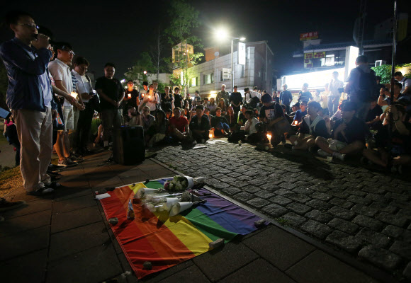 13일 오후 서울 마포구 홍대입구역 인근 경의선숲길공원에서 성소수자차별반대무지개행동 등 인권단체 회원과 시민, 외국인들이 미국 올랜도 총기난사 희생자 추모제를 벌이고 있다. 2016.6.13 연합뉴스