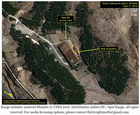 미국 북한전문매체 ‘38노스’가 지난 4월 공개한 북한 영변 핵단지의 재처리시설 주변 활동 모습.