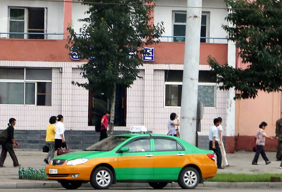 지난 2015년 8월 북한을 방문한 사진작가 홍성규씨가 버스에서 촬영한 평양거리 사진.