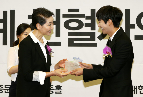 위촉패 받는 황광희