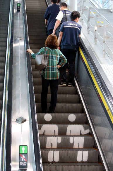 15일 오전 광주 송정역 자동계단에 두 줄 서기를 유도하는 그림이 새겨져 있다. 코레일은 이용객 안전을 위해 눈에 잘띠는 자동계단 안전표지판을 이날 고양 행신역과 광주 송정역에 시범 설치했다.  연합뉴스