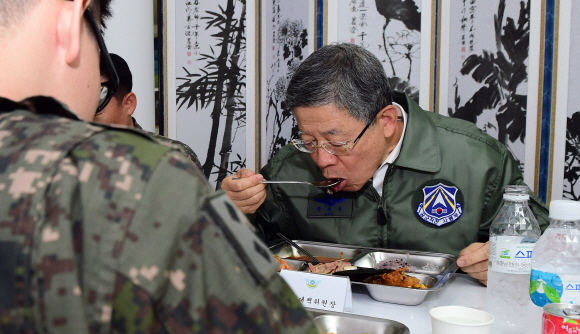 공군 장병들과 점심식사 하는 김희옥 비대위원장