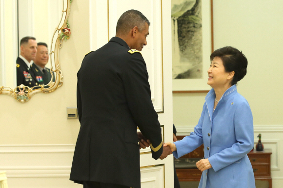 박근혜 대통령이 15일 오후 청와대에서 빈센트 브룩스 신임 한미연합사령관을 접견하고 있다.   안주영 기자 jya@seoul.co.kr