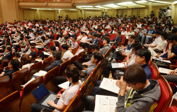 15일 서울 성동구 한양대 백남음악관에서 열린 ‘제1회 고교-대학 연계 포럼’에서 참석자들이 빼곡히 앉아 학생부 종합전형에 대한 설명을 경청하고 있다.이언탁 기자 utl@seoul.co.kr