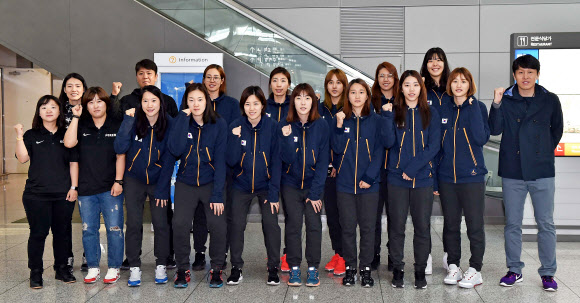 올림픽 예선 8강에 진출한 한국 여자농구 대표팀. 오른쪽 세번째가 박지수. WKBL제공