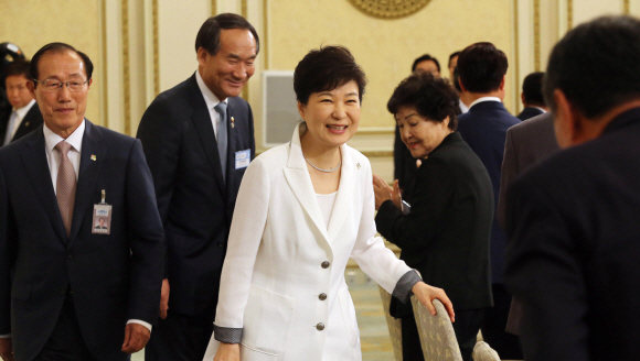 박근혜 대통령이 16일 낮 청와대에서 열린 국가유공자 및 보훈가족과의 오찬에 참석하고 있다.  안주영 기자 jya@seoul.co.kr