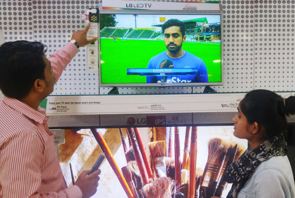 LG전자가 16일 인도 시장을 공략하기 위한 현지 맞춤형 전자제품을 출시했다. 인도 델리의 한 전자제품 매장에서 현지 소비자들이 LG전자의 ‘모기 쫓는 TV’를 시험해 보고 있다. 연합뉴스