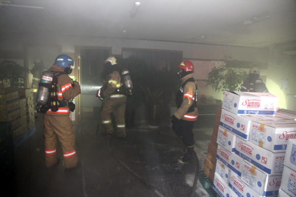 동대문소방서, 장안동 타이어공장 화재진압.연합뉴스