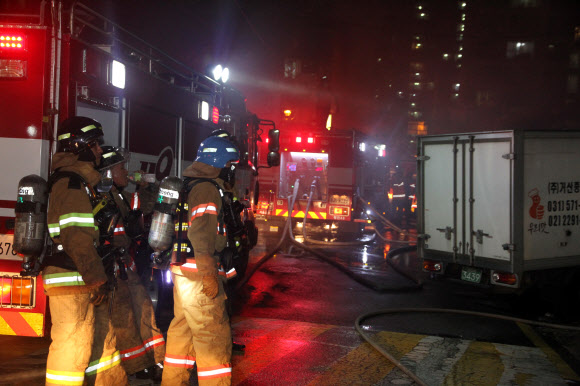 동대문소방서, 장안동 타이어공장 화재진압.연합뉴스